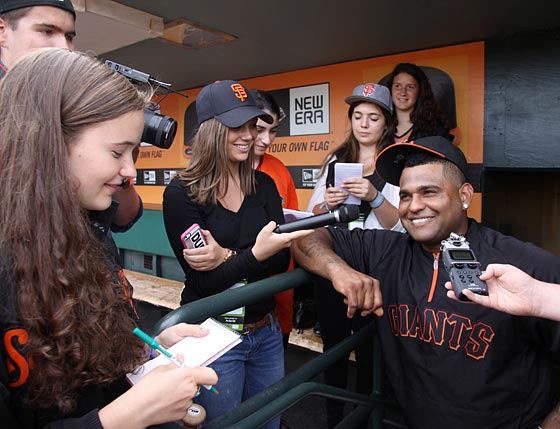 Image of the FastForward reporters speaking with Giants slugger Pablo Sandoval